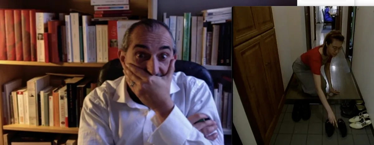 Un élève réagit devant un extrait vidéo pendant le cours